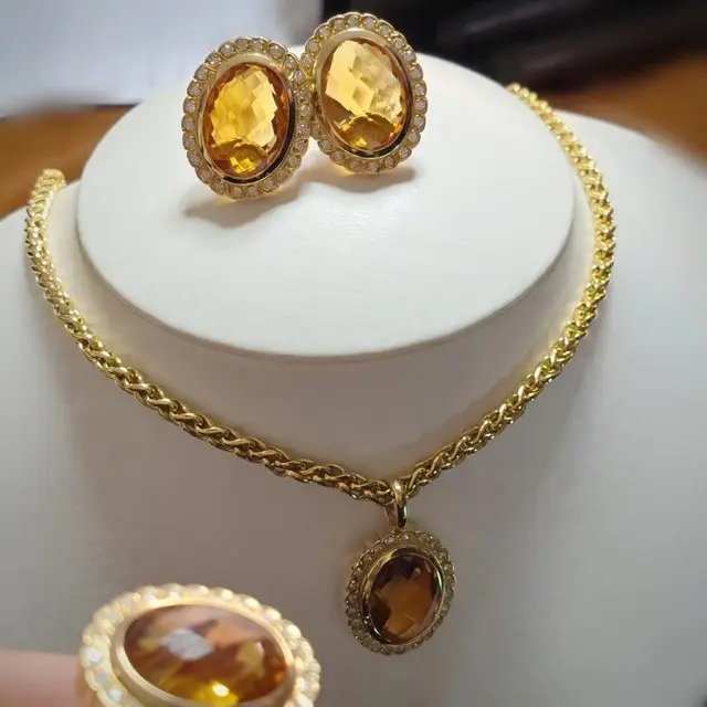 Um COLAR em ouro 18, com topázios e brilhantes, pesando 46 gramas