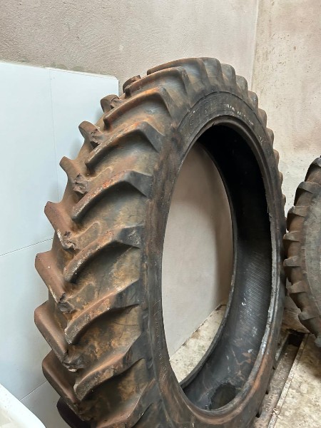 02 PNEUS MARCA MICHELIN; MEDIDA 320/90R50