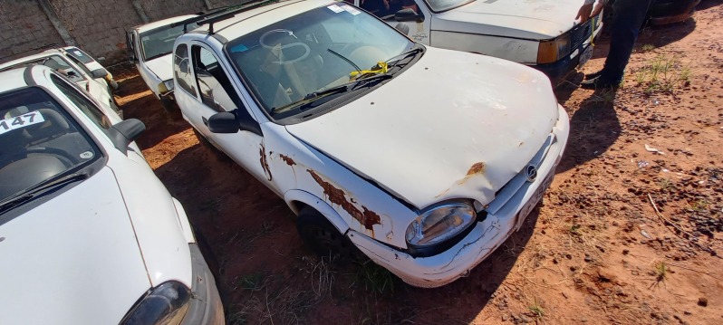 SUCATA APROVEITÁVEL COM MOTOR INSERVÍVEL