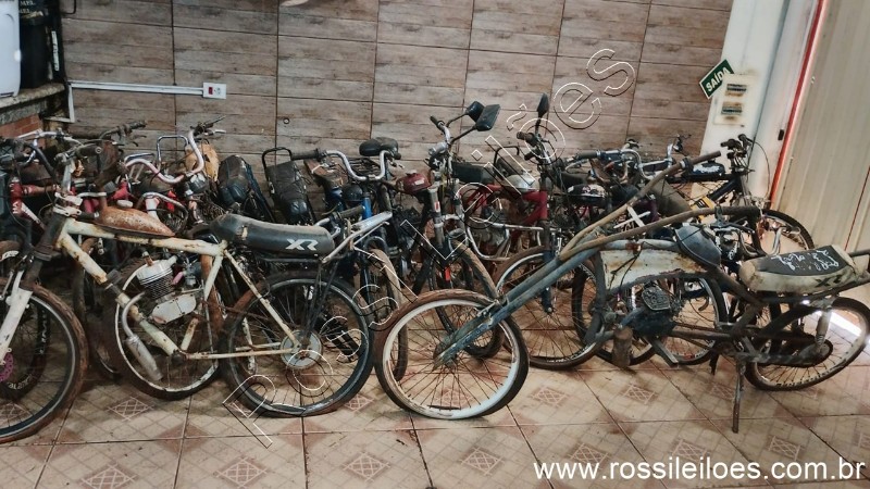 [ LANCES POR UNIDADE ] Lote contendo 15 bicicletas c/ motores a gasolina e peças (Q-1)