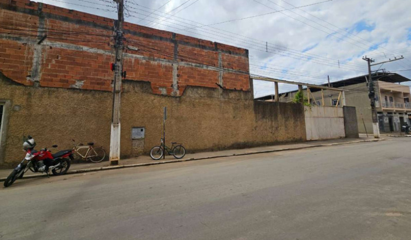 IMÓVEL COMERCIAL COM ÁREA DE 1.444M² NO CENTRO DE IPABA/MG