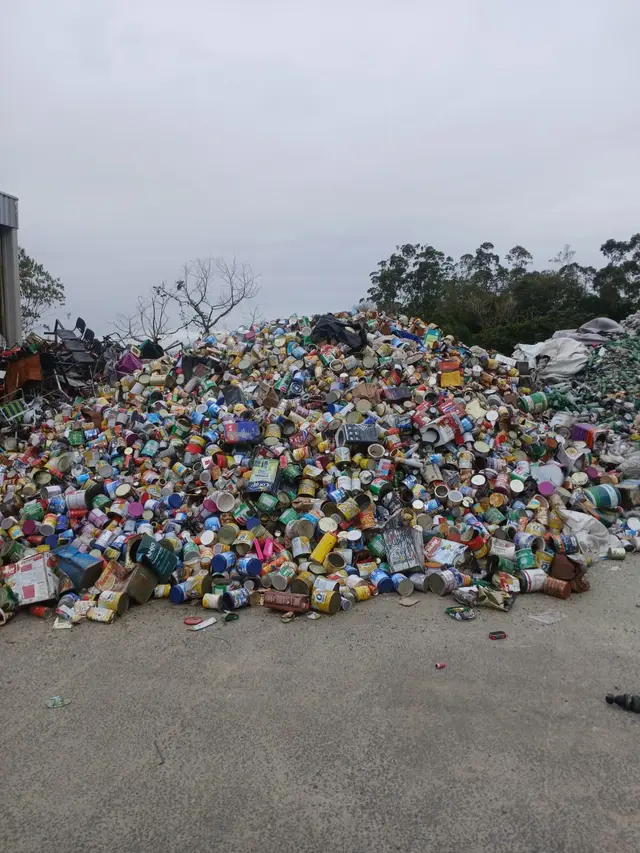 LOTE 01: LATAS DE FERRO APROX. 6.000KG