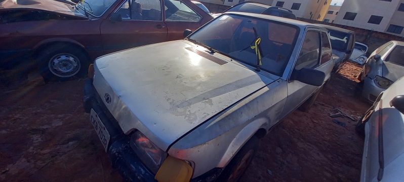 SUCATA APROVEITÁVEL COM MOTOR INSERVÍVEL