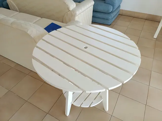 Lote 04 - 01 mesa com 06 cadeiras de madeira, avaliada em R$ 1.200,00
