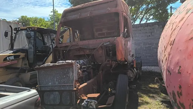 CAMINHÃO VOLVO/NH12380 4X2T; 2002/2003; COR BRANCA; COMB. DIESEL - SUCATA SEM DIREITO A DOCUMENTAÇÃO
