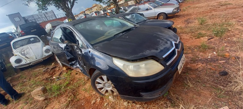 SUCATA APROVEITÁVEL COM MOTOR INSERVÍVEL