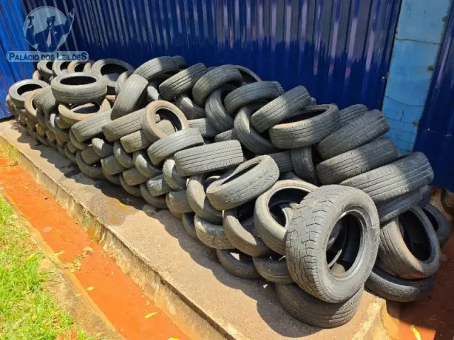 LOTE COMPOSTO POR APROXIMADAMENTE 195 PNEUS DE MODELOS E TAMANHOS VARIADOS, ADEQUADOS PARA DIFERENTES TIPOS DE VEíCULOS, COMO