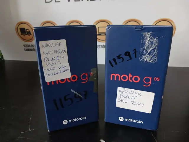 SMARTPHONE MOTOROLA MOTO G05 128GB 12GB RAM VERMELHO E SMARTPHONE MOTOROLA MOTO G15 256GB 12GB RAM, CÂMERA 50MP COM IA E NIGHT VISION, TELA FHD+ 6,7 POLEGADAS E NFC — GRAFITE