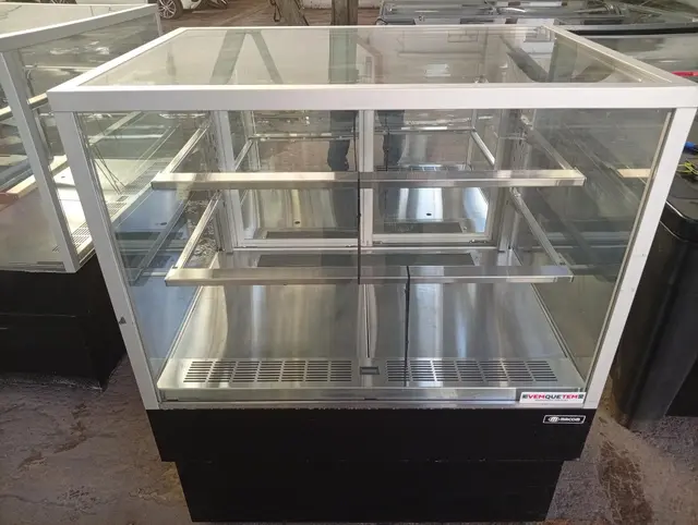BALCÃO EXPOSITOR MACOM 220V - NO ESTADO QUE SE ENCONTRA