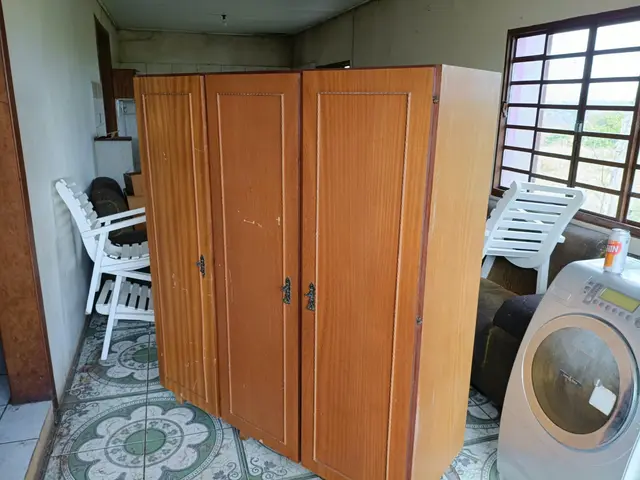 Lote 03 - 01 roupeiro, 03 portas, avaliado em R$ 300,00.