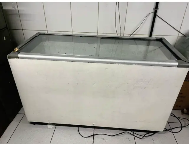FREEZER HORIZONTAL | MARCA FRICON | CAP. APROX. 400 LITROS | BRANCO