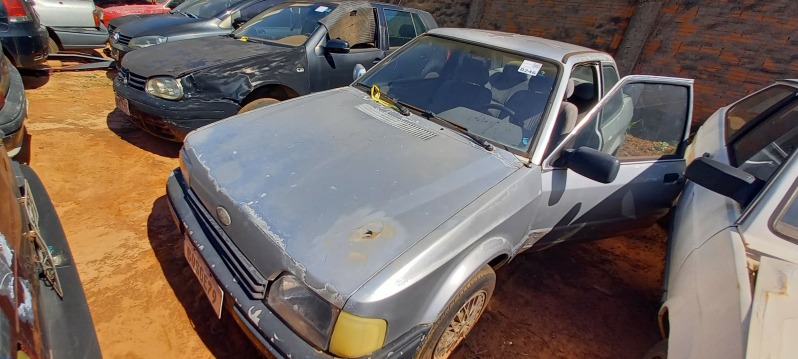 SUCATA APROVEITÁVEL COM MOTOR INSERVÍVEL