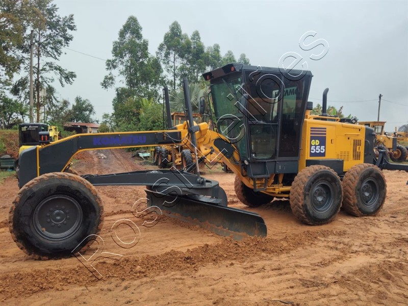 [ VÍDEO ] MOTONIVELADORA KOMATSU MOD. GD555 ANO 2011- FUNCIONANDO