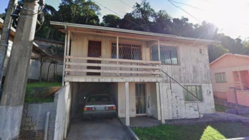 CASA DE 2 PAVIMENTOS COM 140M² DE ÁREA CONSTRUÍDA E 405M² DE ÁREA DE TERRENO NO CENTRO DE CAPINZAL/SC