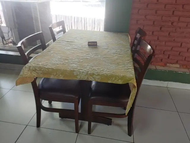 Uma mesa para restaurante com quadro cadeiras, medindo 1,20 x 0,80 mts, tampo acolchoado e cadeiras acolchoadas na cor marrom