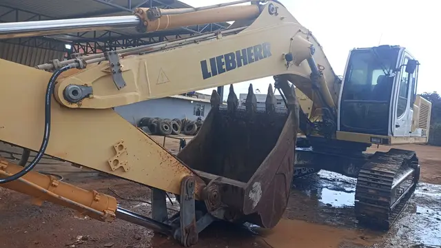 ESCAVADEIRA 944C LIEBER