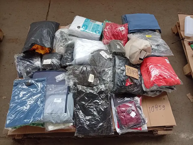 DIVERSAS ROUPAS DE DIVERSAS MARCAS E MODELOS - PODENDO CONTER ROUPA DE CAMA, CAMISAS, CALÇAS, SHORTS, MOCHILAS, CUECAS, MEIAS, CALCINHAS ENTRE OUTROS ITENS - NO ESTADO QUE SE ENCONTRA