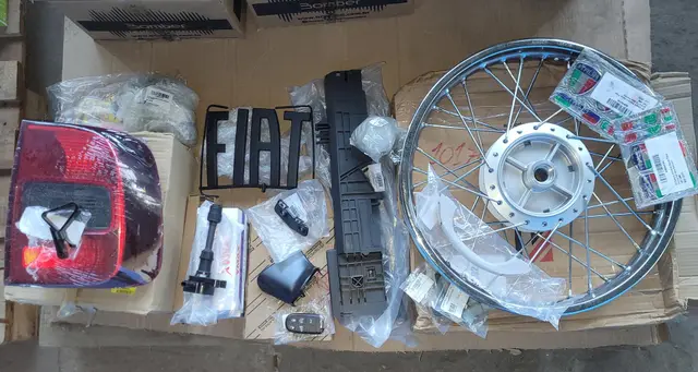 LOTE COM PEÇAS AUTOMOTIVAS DE DIVERSAS APLICAÇÕES, COM DESTAQUE PARA SUPORTE LATERAL DE RADIADOR BMW, COBERTURA DE RETROVISOR COROLLA E BOBINAS DE IGNIÇÃO FORD. 17 ITENS NO TOTAL. E MAIS ITENS DIVERSOS. NO ESTADO EM QUE SE ENCONTRAM.