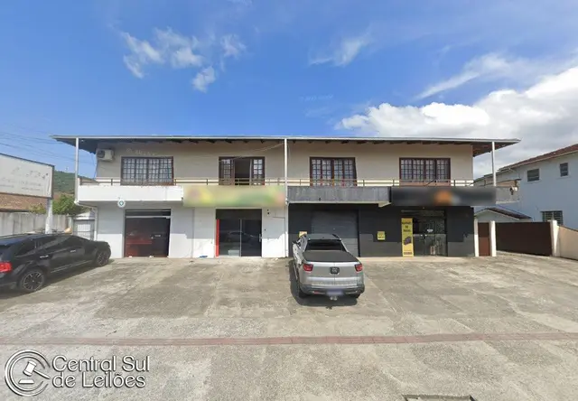 Imóvel com área de 1.109,89m², edificado Sobrado com salas comerciais e Apartamentos, no Município de Joinville/SC