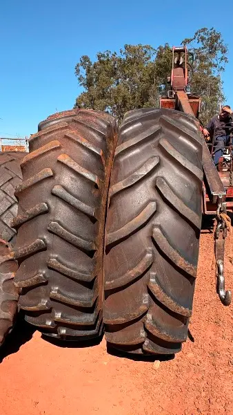 Lote com: Pneus para filipar 520.85R-38 e 20.8-38