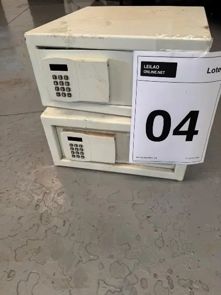 LOTE C/ 2 COFRES DE SEGURANÇA ELETRÔNICOS EM AÇO C/ TECLADO DIGITAL