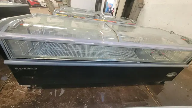 ILHA EXPOSITORA ELETROFRIO COM VIDRO FRONTAL ICFD 2500 VD 640Wh 220vVAC 60HZ 2.9A 2.50M - NO ESTADO EM QUE SE ENCONTRA