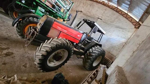 TRATOR VALTRA / VALMET MODELO 1680; TRAÇÃO 4X4 - EQUIP. FUNCIONANDO