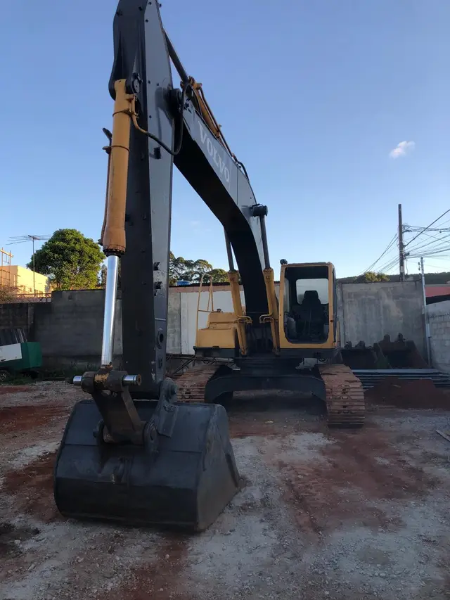 ESCAVADEIRA VOLVO EC 240 ANO 2006