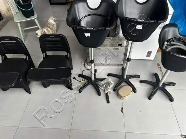 LOTE COM 02 CADEIRAS DE MANOCURE E 03 LAVATÓRIOS NO ESTADO SEM GARANTIAS
