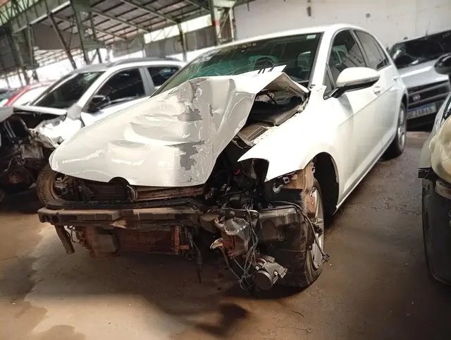 VOLKSWAGEN GOLF HIGHLINE AA BRANCO 2014 2014 - SINISTRADO-SUCATA