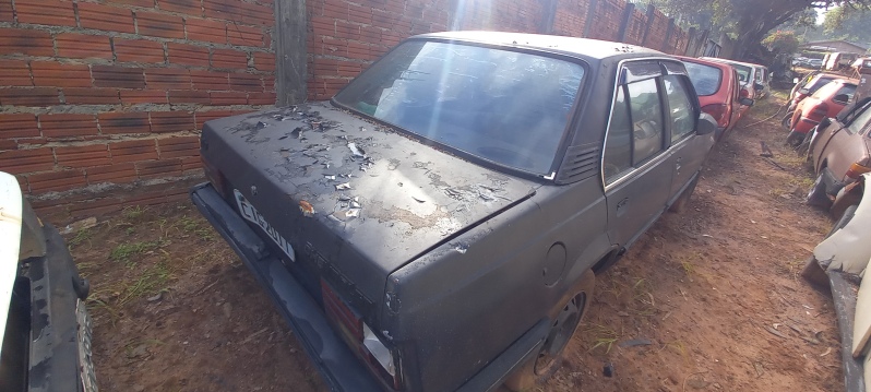 SUCATA APROVEITÁVEL COM MOTOR INSERVÍVEL