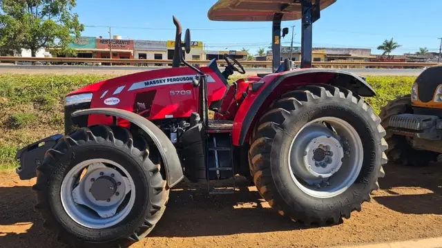 TRATOR AGRÍCOLA MARCA MASSEY FERGUSON MODELO MF 5709; ANO 2018/2019 - EQUIP. FUNCIONANDO