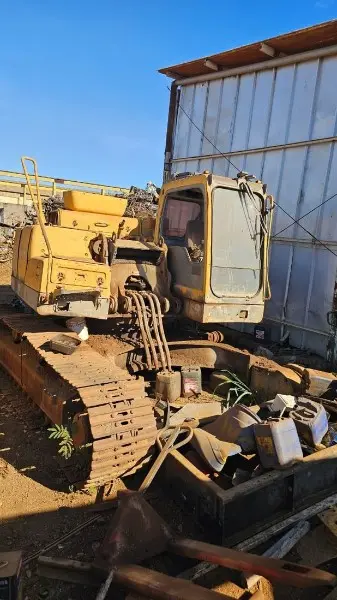 UNIDADE PARCIALMENTE DESMONTADA DE ESCAVADEIRA SOBRE ESTEIRAS; CABINE PRESENTE; MOTOR INSTALADO