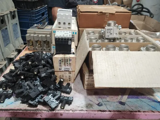 Lote de material elétrico